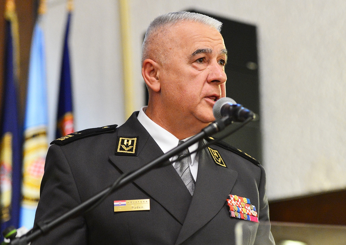 https://www.morh.hr/wp-content/gallery/hrvatska-vojska-bogatija-je-za-132-nova-promovirana-diplomanta/svecana_promocija_20191216_04.jpg