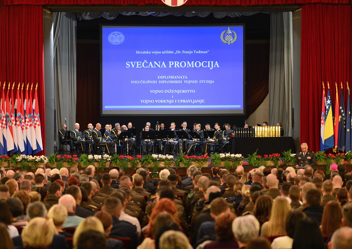 https://www.morh.hr/wp-content/gallery/hrvatska-vojska-bogatija-je-za-132-nova-promovirana-diplomanta/svecana_promocija_20191216_05.jpg
