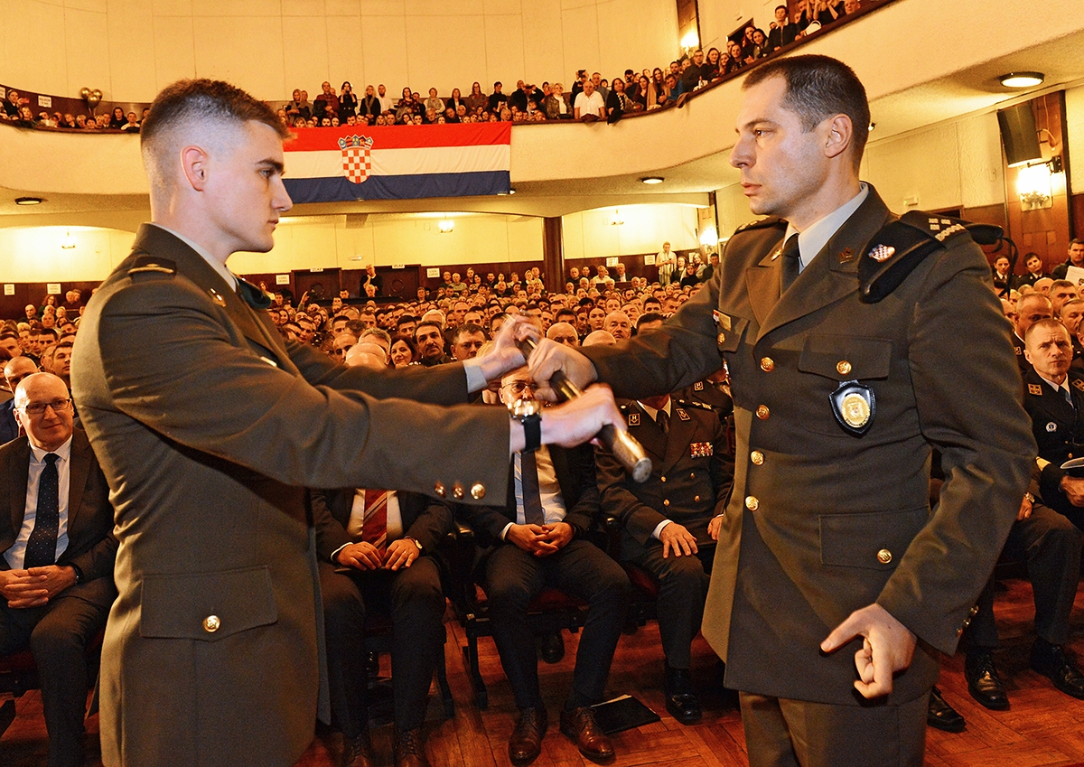 https://www.morh.hr/wp-content/gallery/hrvatska-vojska-bogatija-je-za-132-nova-promovirana-diplomanta/svecana_promocija_20191216_06.jpg