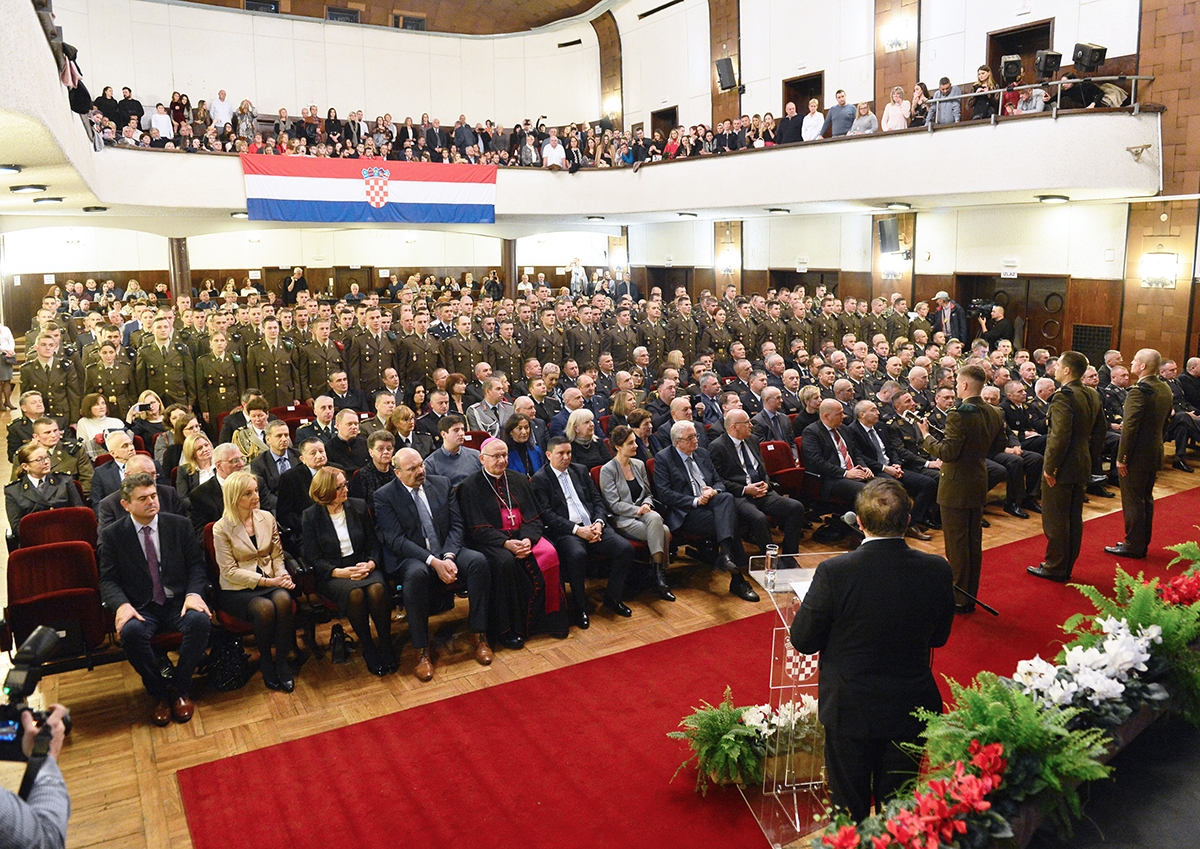 https://www.morh.hr/wp-content/gallery/hrvatska-vojska-bogatija-je-za-132-nova-promovirana-diplomanta/svecana_promocija_20191216_07.jpg