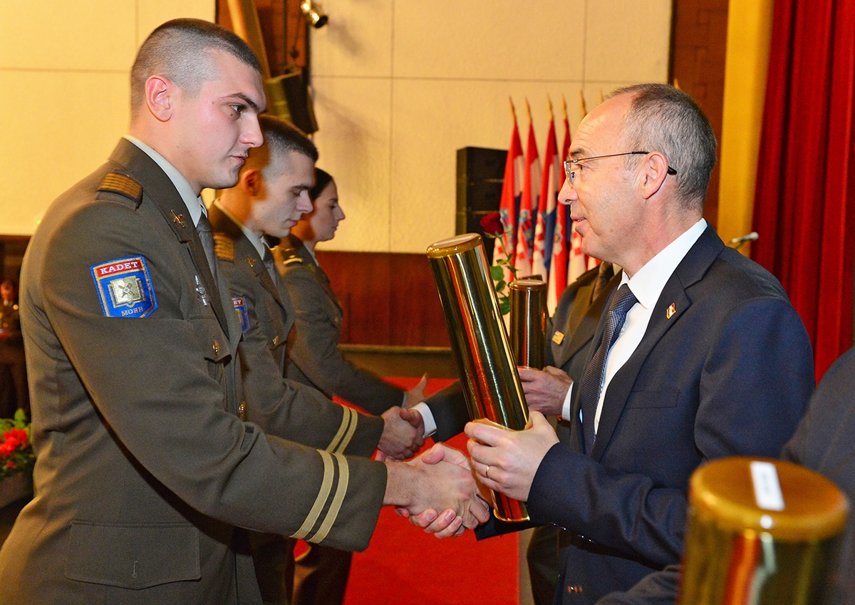 https://www.morh.hr/wp-content/gallery/hrvatska-vojska-bogatija-je-za-132-nova-promovirana-diplomanta/svecana_promocija_20191216_08.jpg