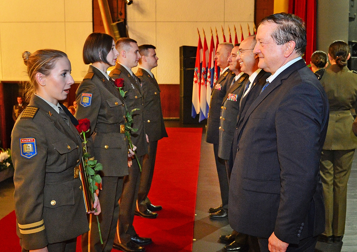 https://www.morh.hr/wp-content/gallery/hrvatska-vojska-bogatija-je-za-132-nova-promovirana-diplomanta/svecana_promocija_20191216_09.jpg