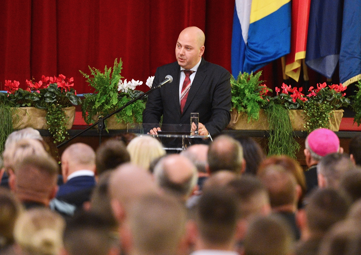 https://www.morh.hr/wp-content/gallery/hrvatska-vojska-bogatija-je-za-132-nova-promovirana-diplomanta/svecana_promocija_20191216_11.jpg