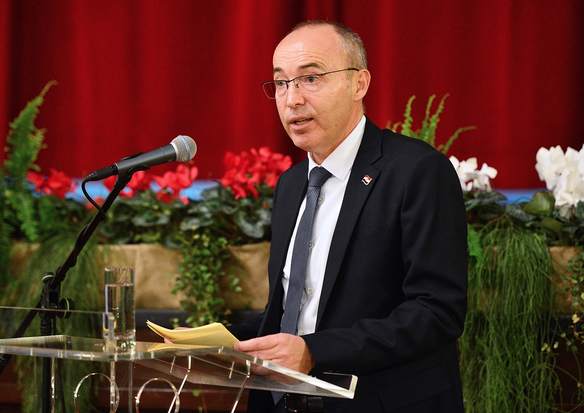 https://www.morh.hr/wp-content/gallery/hrvatska-vojska-bogatija-je-za-132-nova-promovirana-diplomanta/svecana_promocija_20191216_12.jpg