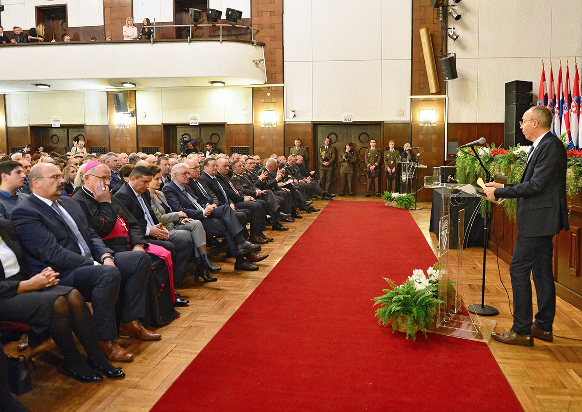 https://www.morh.hr/wp-content/gallery/hrvatska-vojska-bogatija-je-za-132-nova-promovirana-diplomanta/svecana_promocija_20191216_14.jpg