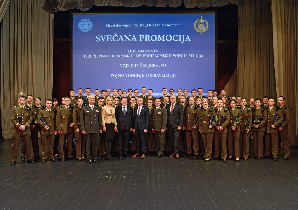 https://www.morh.hr/wp-content/gallery/hrvatska-vojska-bogatija-je-za-132-nova-promovirana-diplomanta/svecana_promocija_20191216_15.jpg