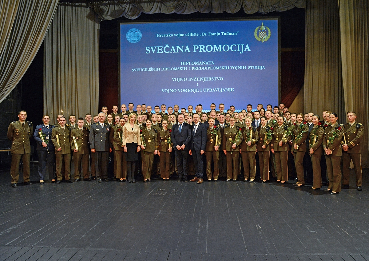 https://www.morh.hr/wp-content/gallery/hrvatska-vojska-bogatija-je-za-132-nova-promovirana-diplomanta/svecana_promocija_20191216_16.jpg