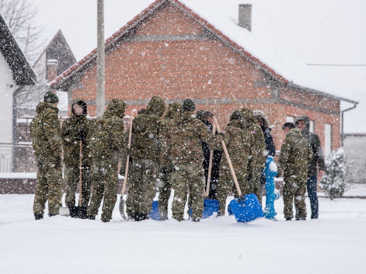 https://www.morh.hr/wp-content/gallery/hrvatska-vojska-cisti-snijeg-u-vukovaru/vukovar_ciscenje_snijega_27022018_2.jpg