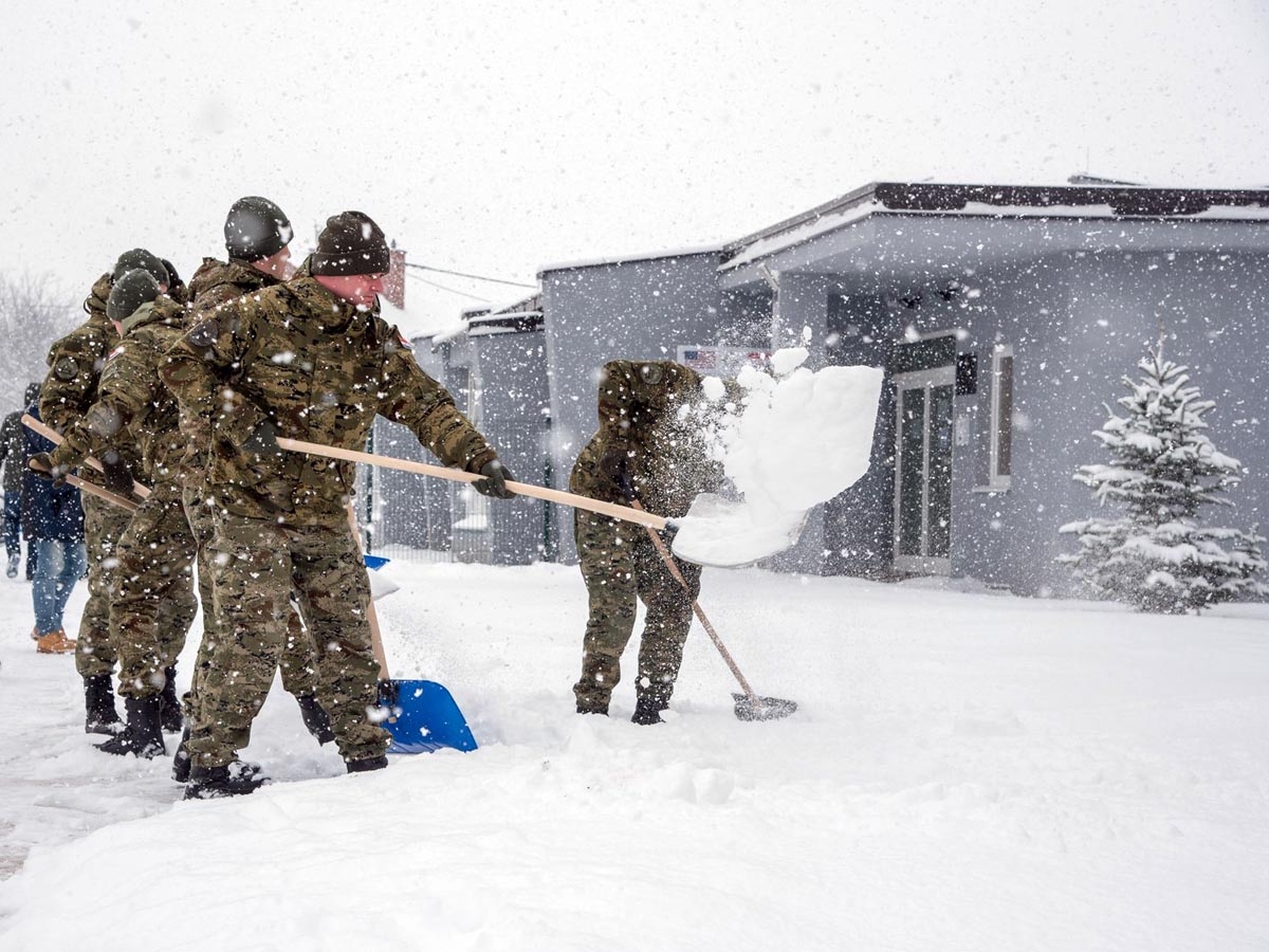 https://www.morh.hr/wp-content/gallery/hrvatska-vojska-cisti-snijeg-u-vukovaru/vukovar_ciscenje_snijega_27022018_5.jpg
