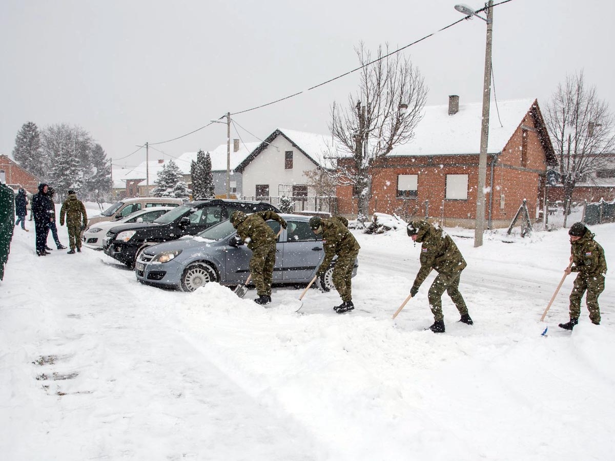 https://www.morh.hr/wp-content/gallery/hrvatska-vojska-cisti-snijeg-u-vukovaru/vukovar_ciscenje_snijega_27022018_7.jpg