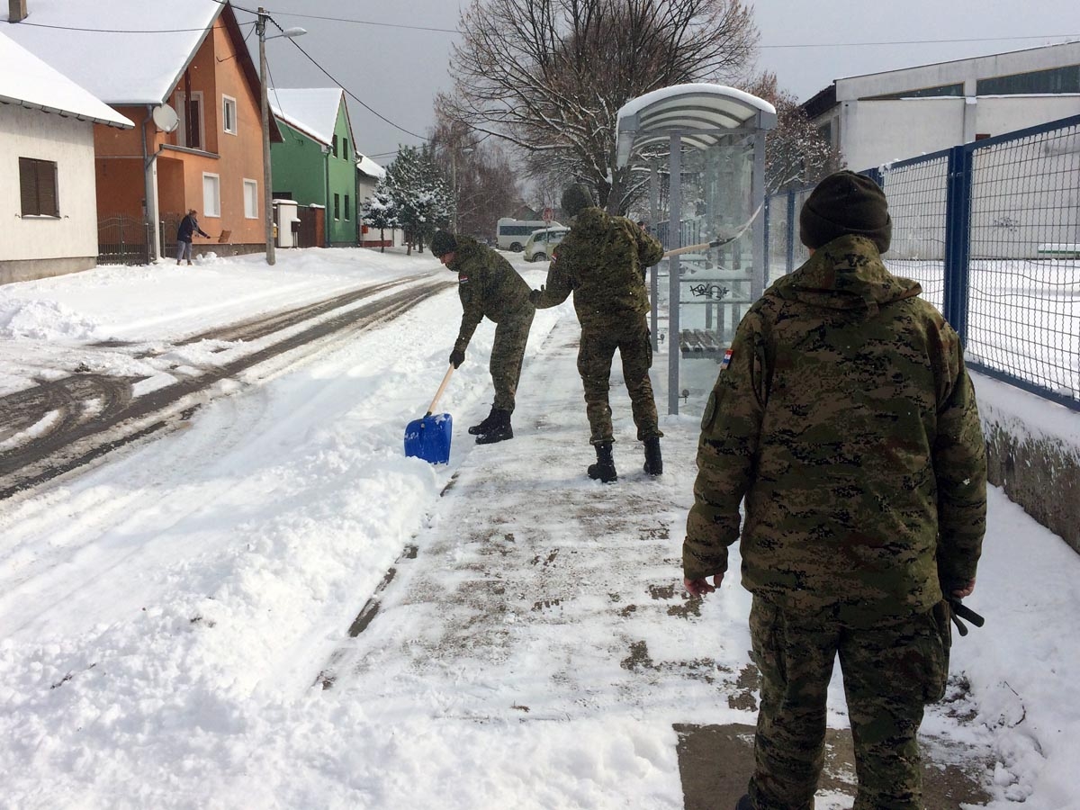 https://www.morh.hr/wp-content/gallery/hrvatska-vojska-cisti-snijeg-u-vukovaru/vukovar_hv_snijeg_27022018_1.jpg