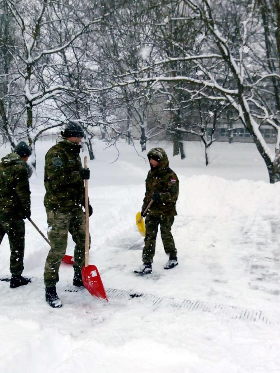 https://www.morh.hr/wp-content/gallery/hrvatska-vojska-cisti-snijeg-u-vukovaru/vukovar_hv_snijeg_27022018_3.jpg