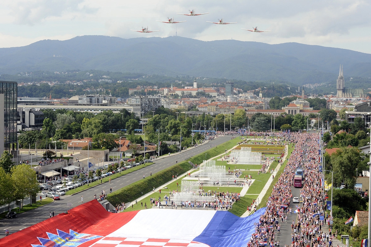 https://www.morh.hr/wp-content/gallery/hrvatska-vojska-docekala-vatrene-u-zagrebu/docek_vatrenih_2.jpg