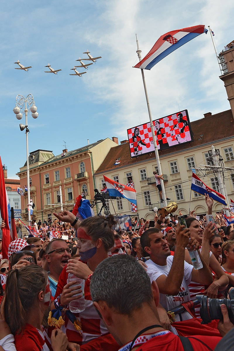 https://www.morh.hr/wp-content/gallery/hrvatska-vojska-docekala-vatrene-u-zagrebu/docek_vatrenih_6.jpg