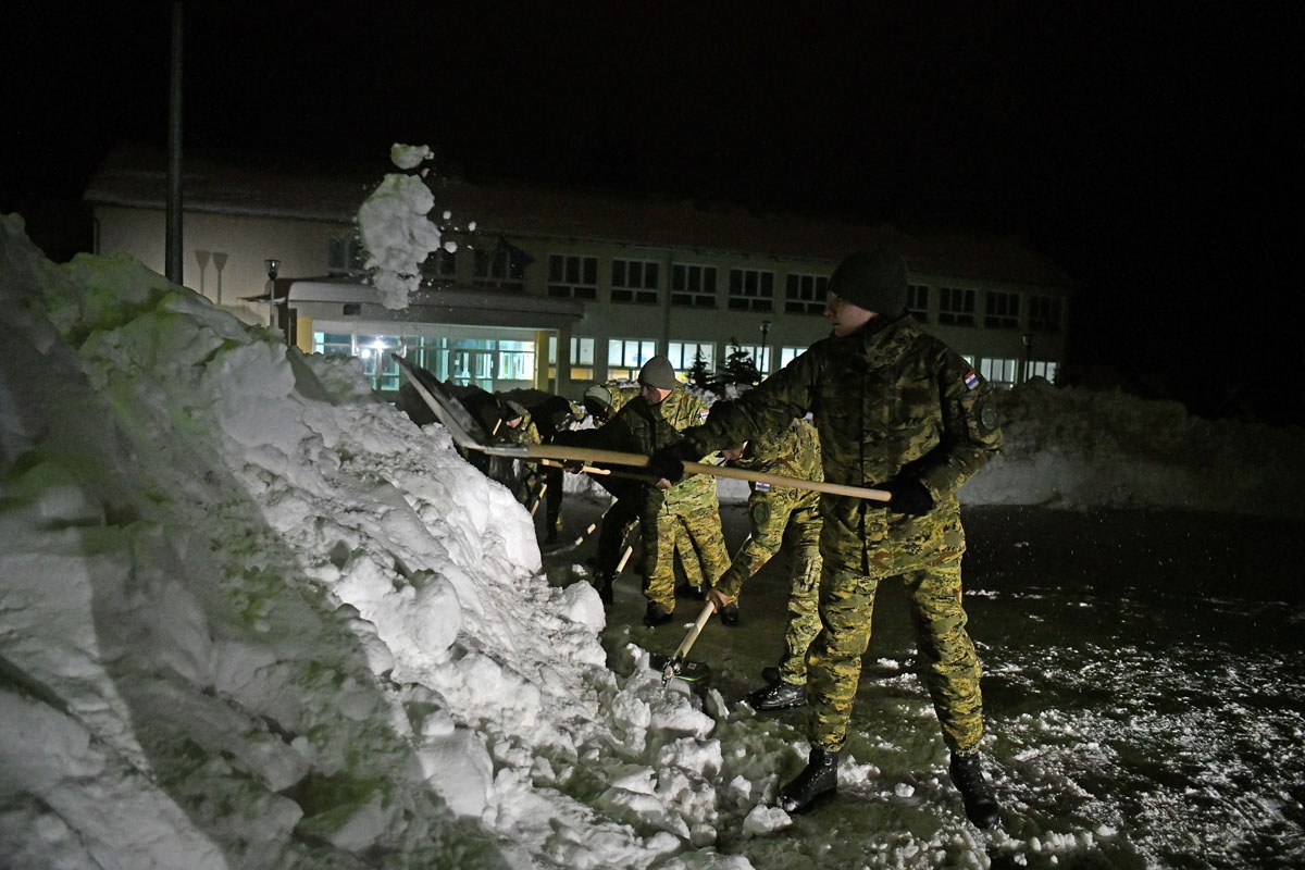 https://www.morh.hr/wp-content/gallery/hrvatska-vojska-drugi-dan-pomaze-gradanima/lapac_22022018_1246.jpg