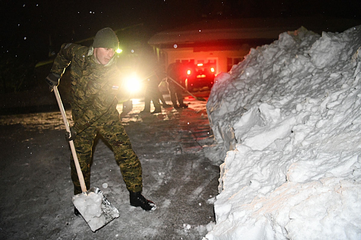 https://www.morh.hr/wp-content/gallery/hrvatska-vojska-drugi-dan-pomaze-gradanima/lapac_22022018_1340.jpg