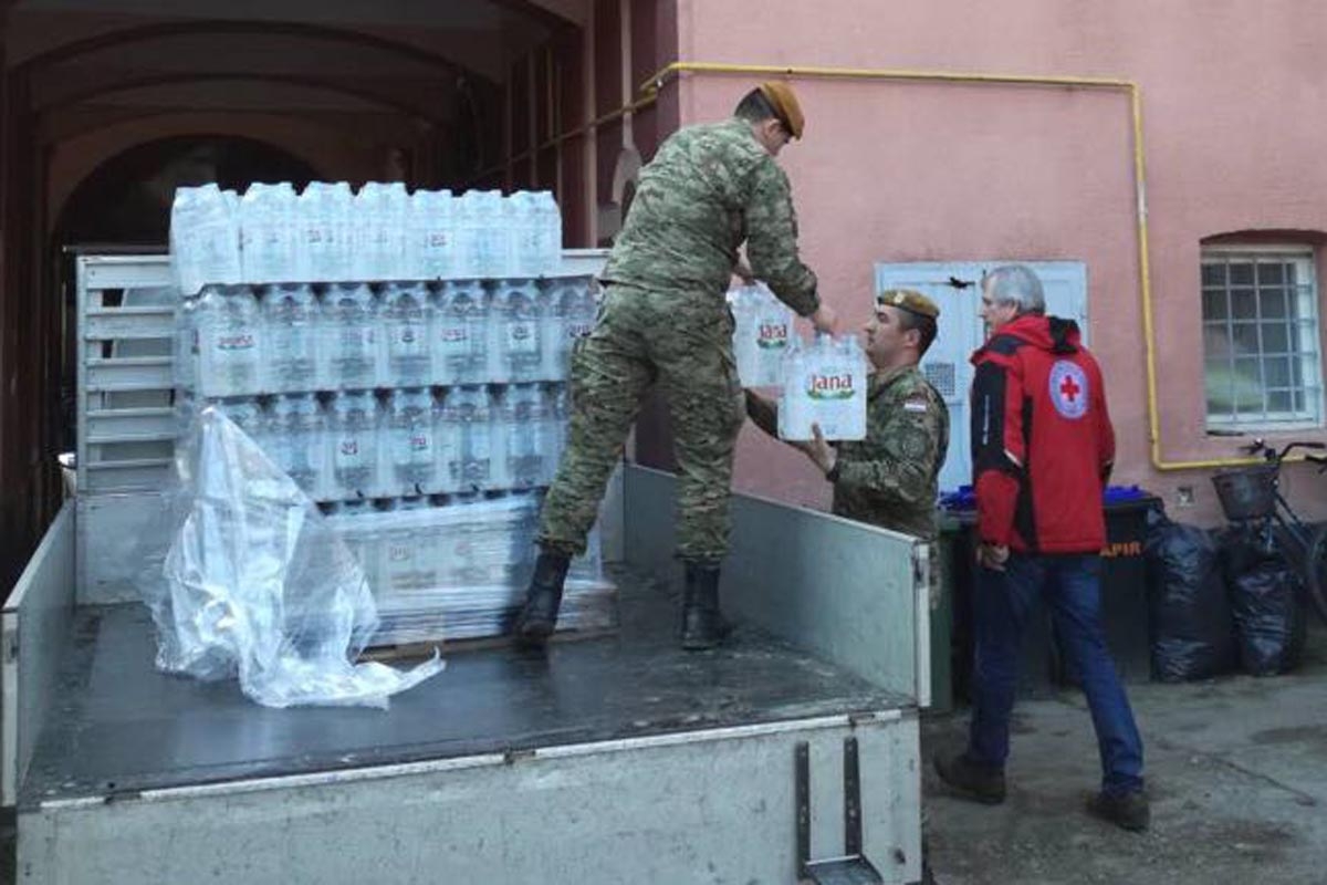 https://www.morh.hr/wp-content/gallery/hrvatska-vojska-i-crveni-kriz-dostavljaju-brodanima-pitku-vodu/voda_02042018_03.jpg