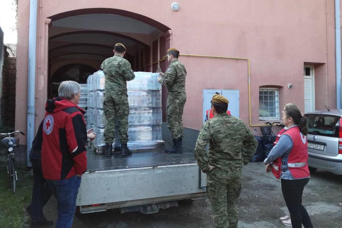 https://www.morh.hr/wp-content/gallery/hrvatska-vojska-i-crveni-kriz-dostavljaju-brodanima-pitku-vodu/voda_02042018_04.jpg