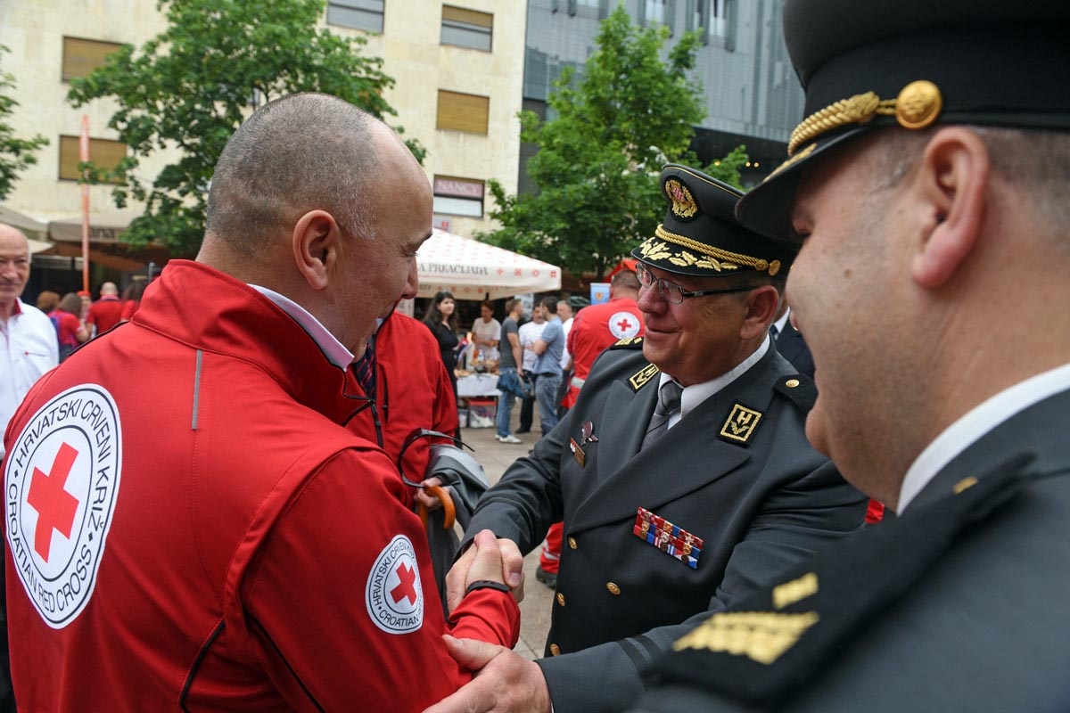 https://www.morh.hr/wp-content/gallery/hrvatska-vojska-i-crveni-kriz-podijelili-grah-beskucnicima/zapovjednistvo_za_potporu_05052018_08.jpg