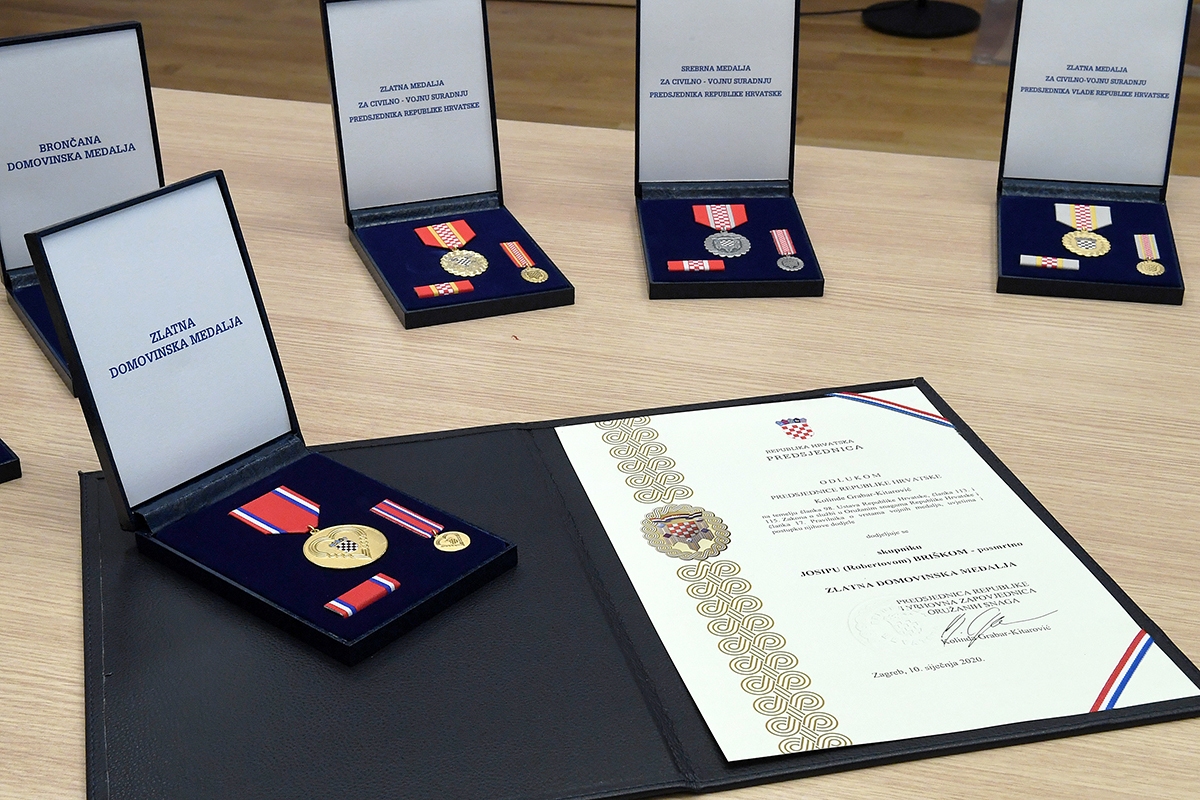 https://www.morh.hr/wp-content/gallery/hrvatska-vojska-nakon-28-godina-ima-pravilnik-o-vojnim-medaljama/20200116_vojne_medalje_01.jpg