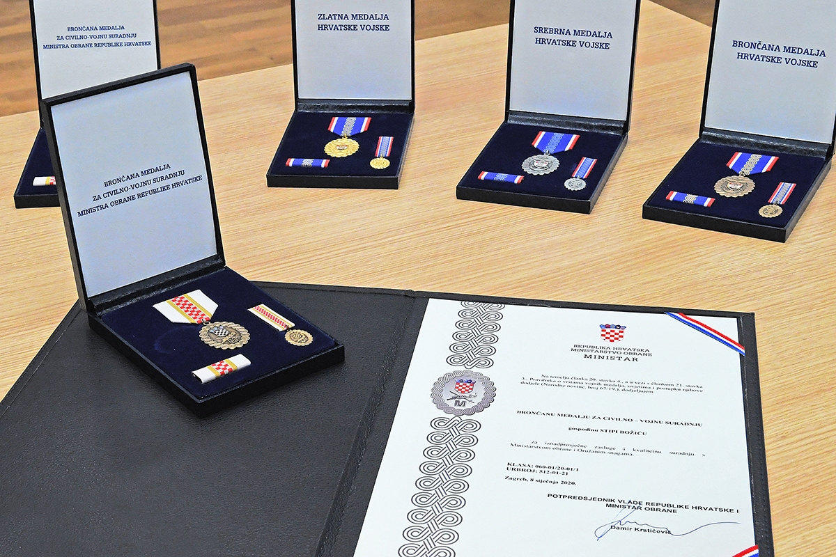https://www.morh.hr/wp-content/gallery/hrvatska-vojska-nakon-28-godina-ima-pravilnik-o-vojnim-medaljama/20200116_vojne_medalje_02.jpg
