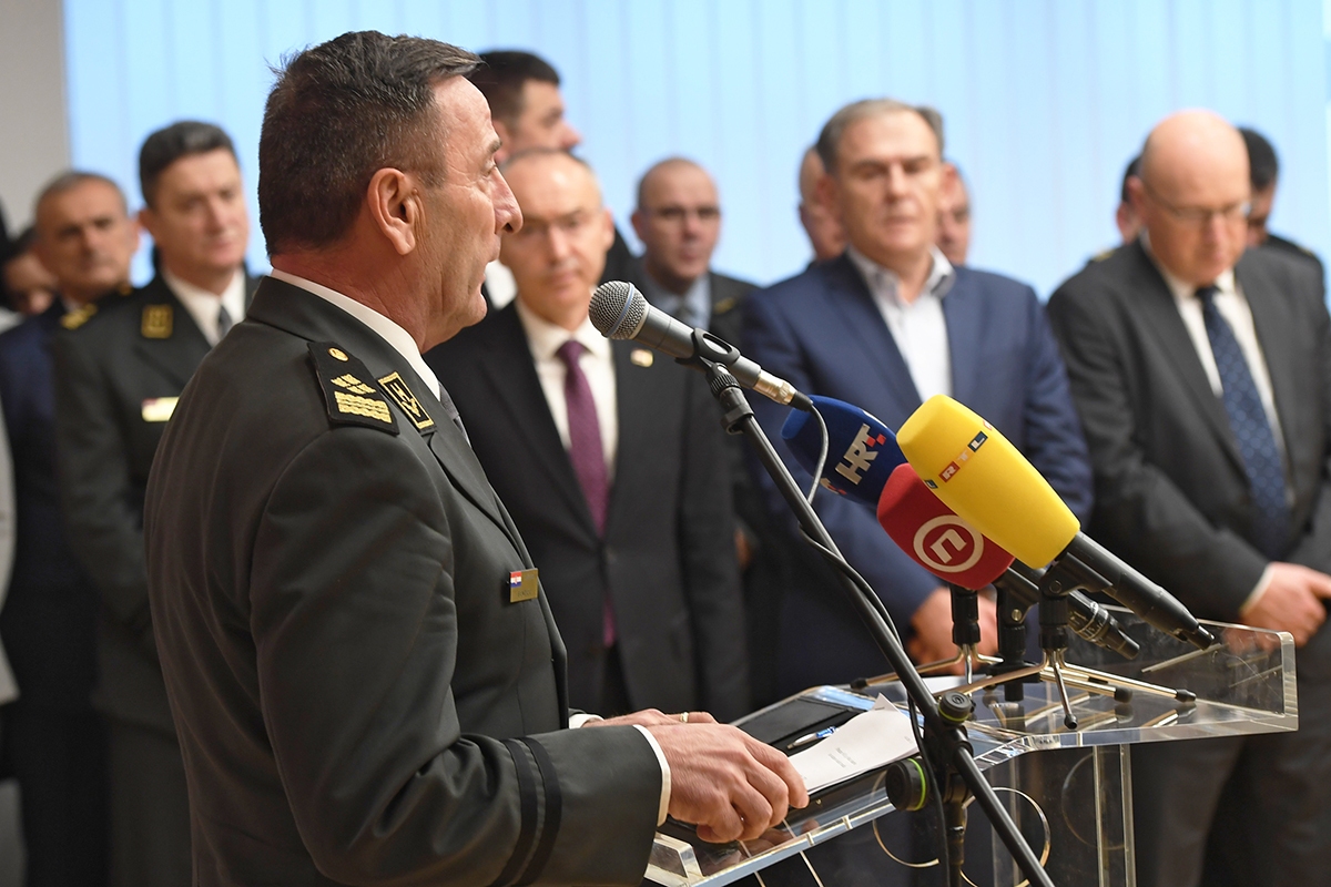 https://www.morh.hr/wp-content/gallery/hrvatska-vojska-nakon-28-godina-ima-pravilnik-o-vojnim-medaljama/20200116_vojne_medalje_07.jpg