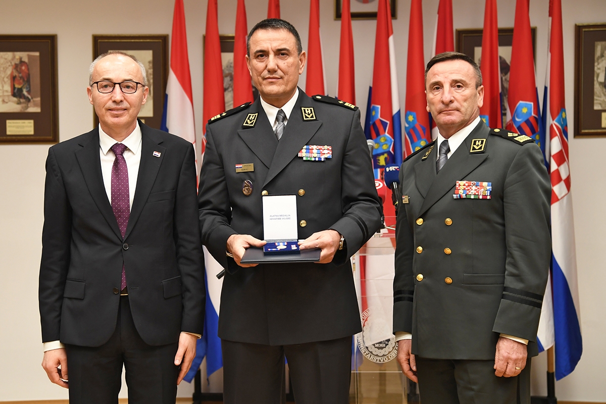 https://www.morh.hr/wp-content/gallery/hrvatska-vojska-nakon-28-godina-ima-pravilnik-o-vojnim-medaljama/20200116_vojne_medalje_11.jpg