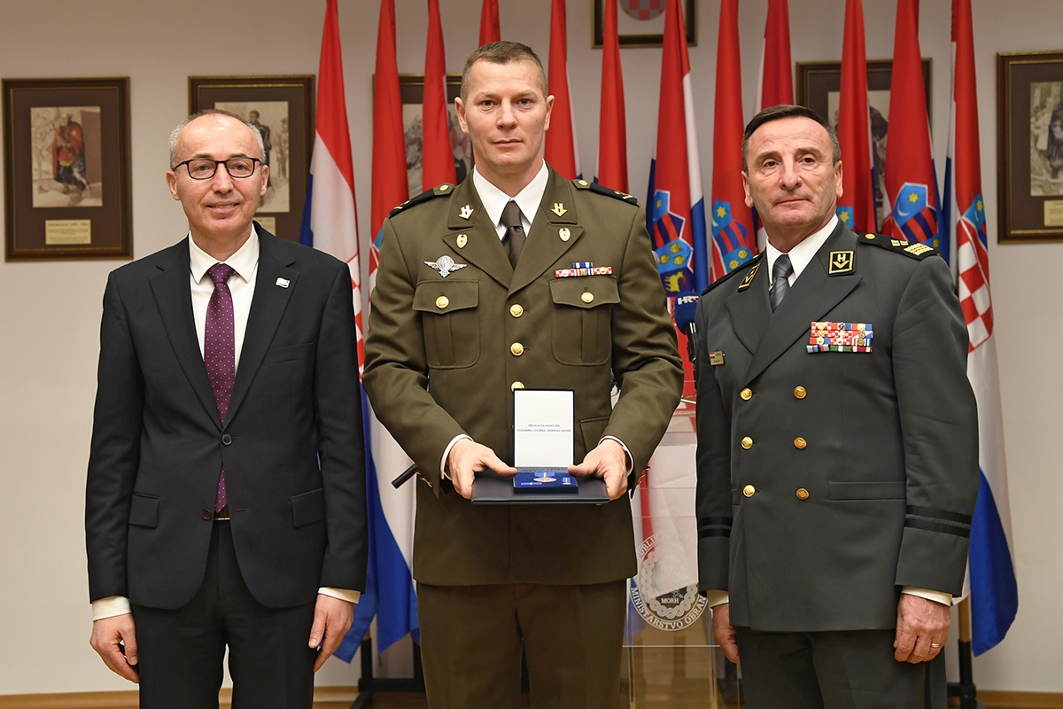 https://www.morh.hr/wp-content/gallery/hrvatska-vojska-nakon-28-godina-ima-pravilnik-o-vojnim-medaljama/20200116_vojne_medalje_12.jpg