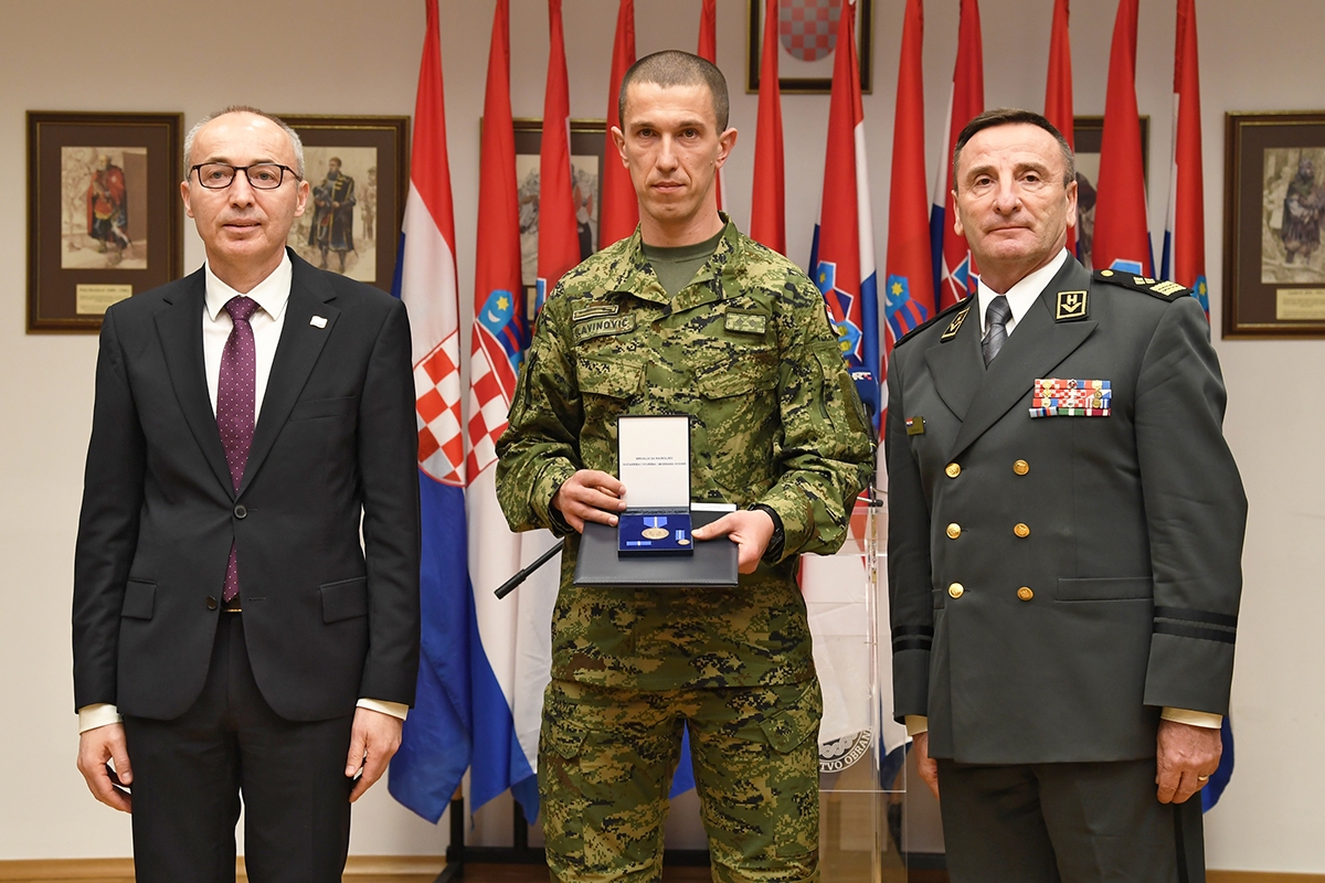 https://www.morh.hr/wp-content/gallery/hrvatska-vojska-nakon-28-godina-ima-pravilnik-o-vojnim-medaljama/20200116_vojne_medalje_13.jpg