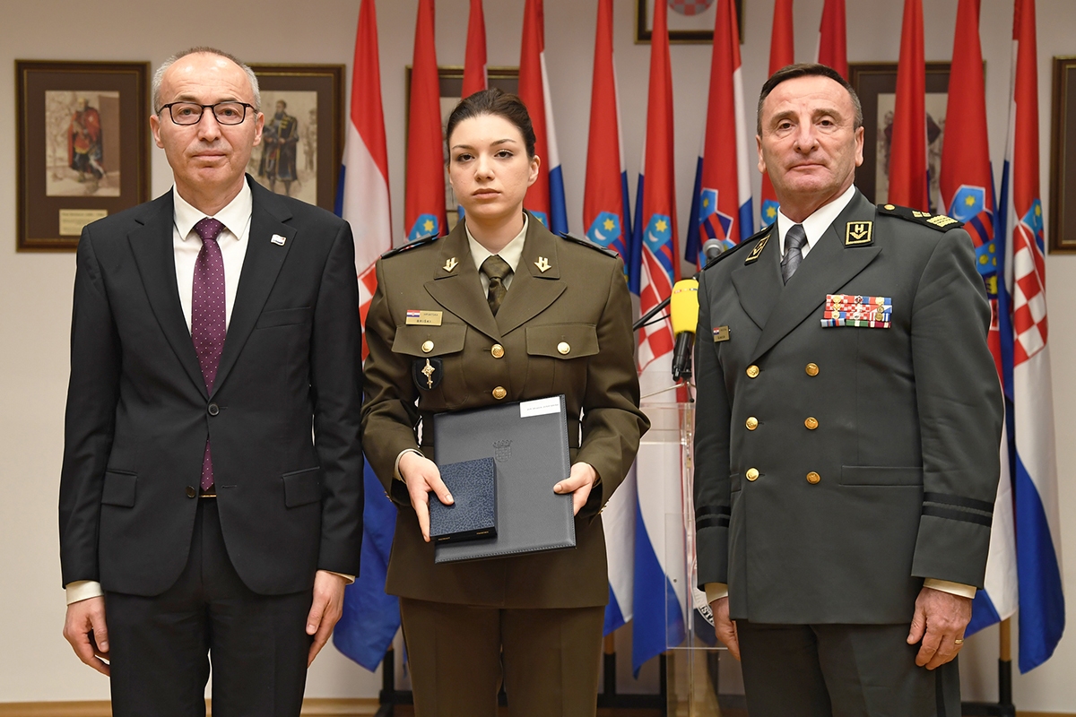 https://www.morh.hr/wp-content/gallery/hrvatska-vojska-nakon-28-godina-ima-pravilnik-o-vojnim-medaljama/20200116_vojne_medalje_15.jpg