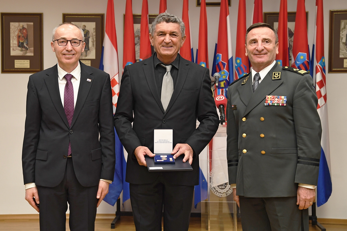 https://www.morh.hr/wp-content/gallery/hrvatska-vojska-nakon-28-godina-ima-pravilnik-o-vojnim-medaljama/20200116_vojne_medalje_16.jpg