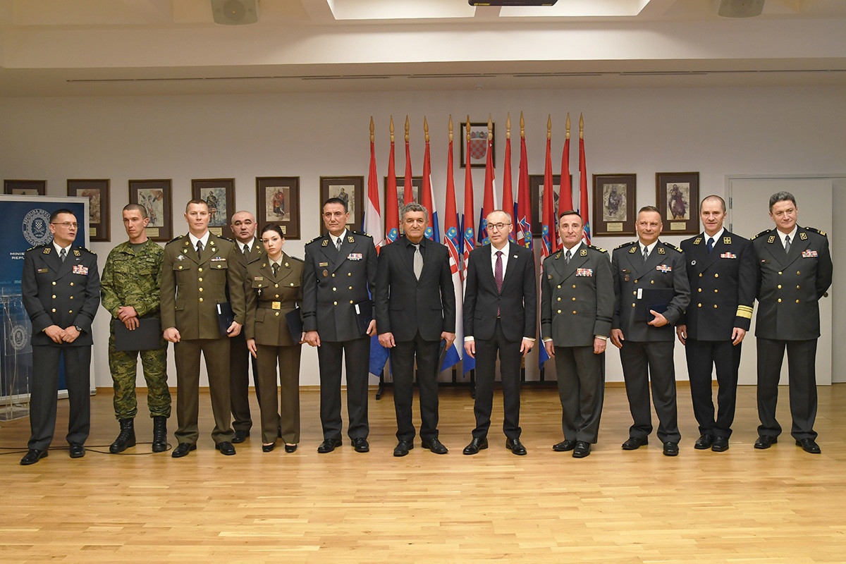 https://www.morh.hr/wp-content/gallery/hrvatska-vojska-nakon-28-godina-ima-pravilnik-o-vojnim-medaljama/20200116_vojne_medalje_18a.jpg
