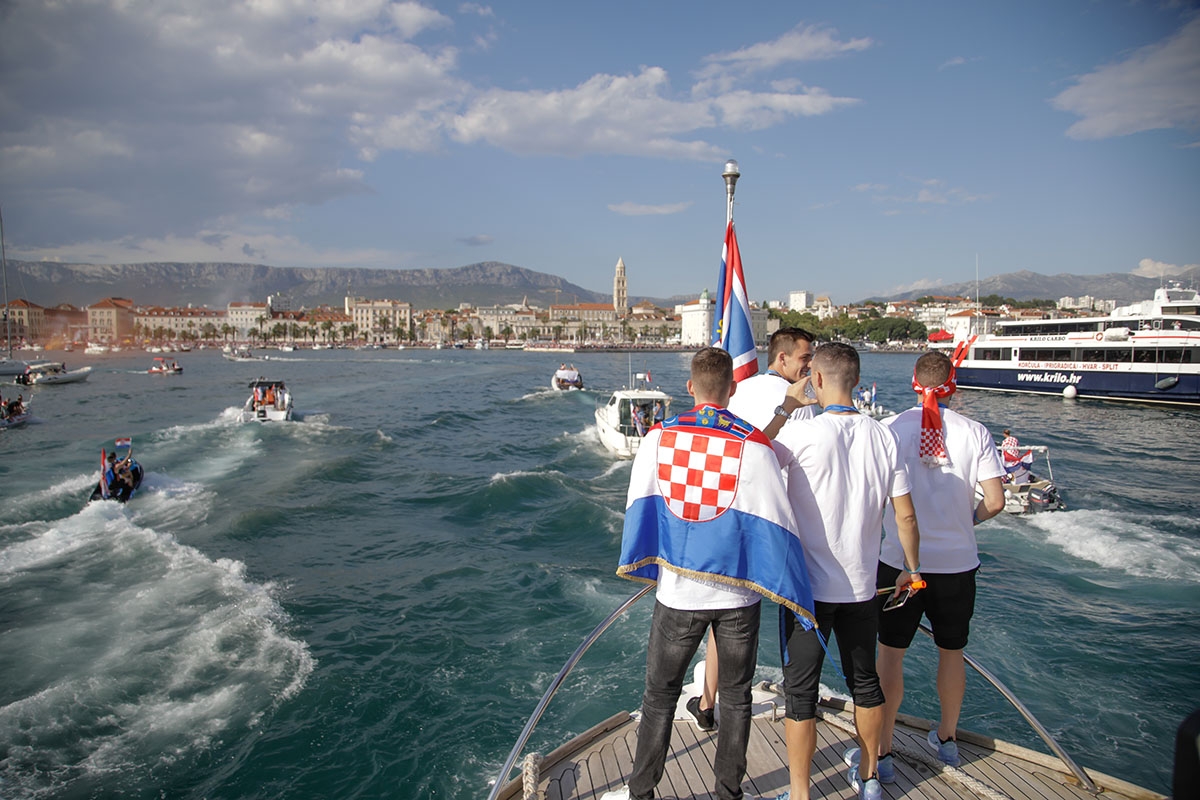 https://www.morh.hr/wp-content/gallery/hrvatska-vojska-priredila-docek-vatrenima-u-dalmaciji/vatreni_dalmacija_18072018_01.1.jpg