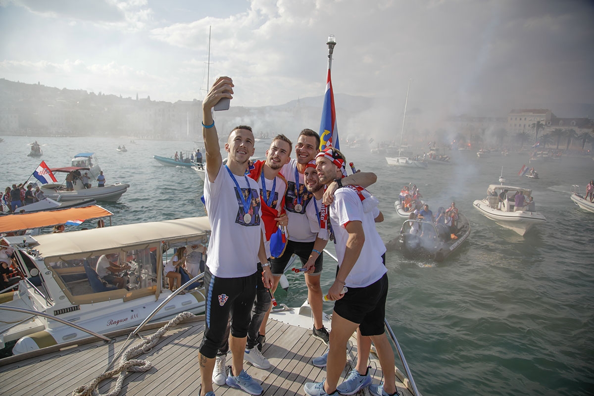 https://www.morh.hr/wp-content/gallery/hrvatska-vojska-priredila-docek-vatrenima-u-dalmaciji/vatreni_dalmacija_18072018_01.jpg