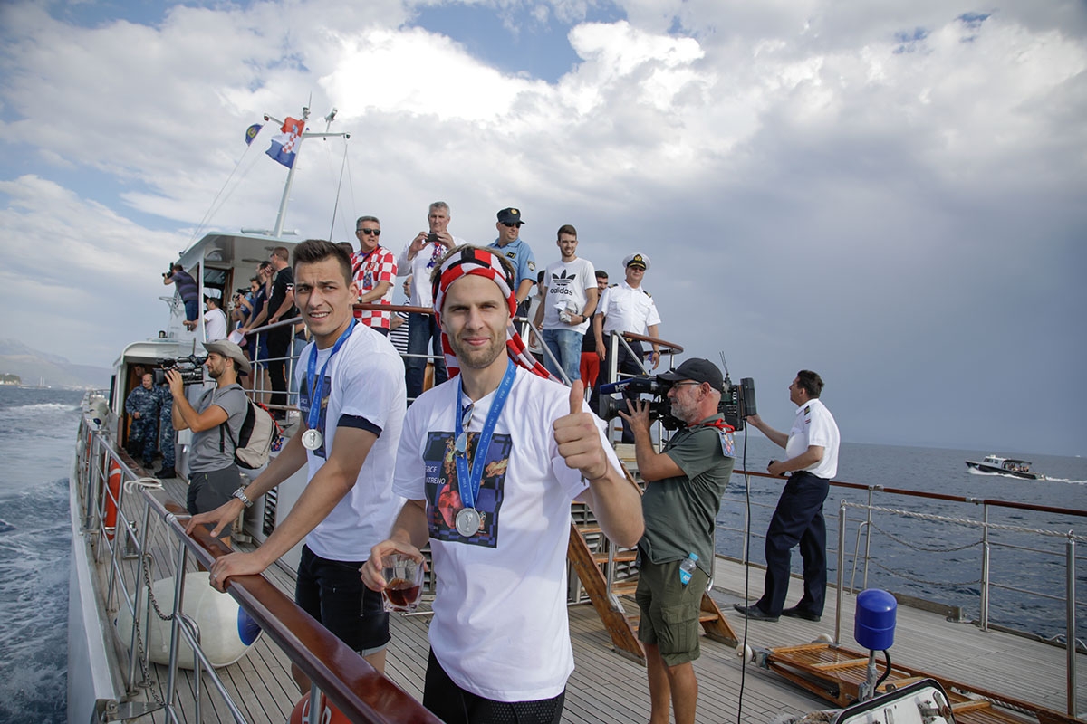 https://www.morh.hr/wp-content/gallery/hrvatska-vojska-priredila-docek-vatrenima-u-dalmaciji/vatreni_dalmacija_18072018_02.jpg