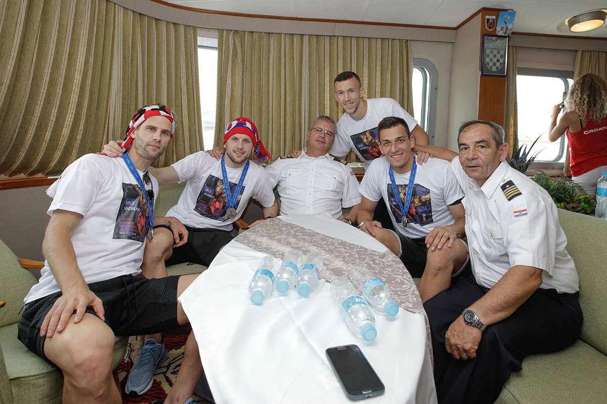 https://www.morh.hr/wp-content/gallery/hrvatska-vojska-priredila-docek-vatrenima-u-dalmaciji/vatreni_dalmacija_18072018_03.jpg