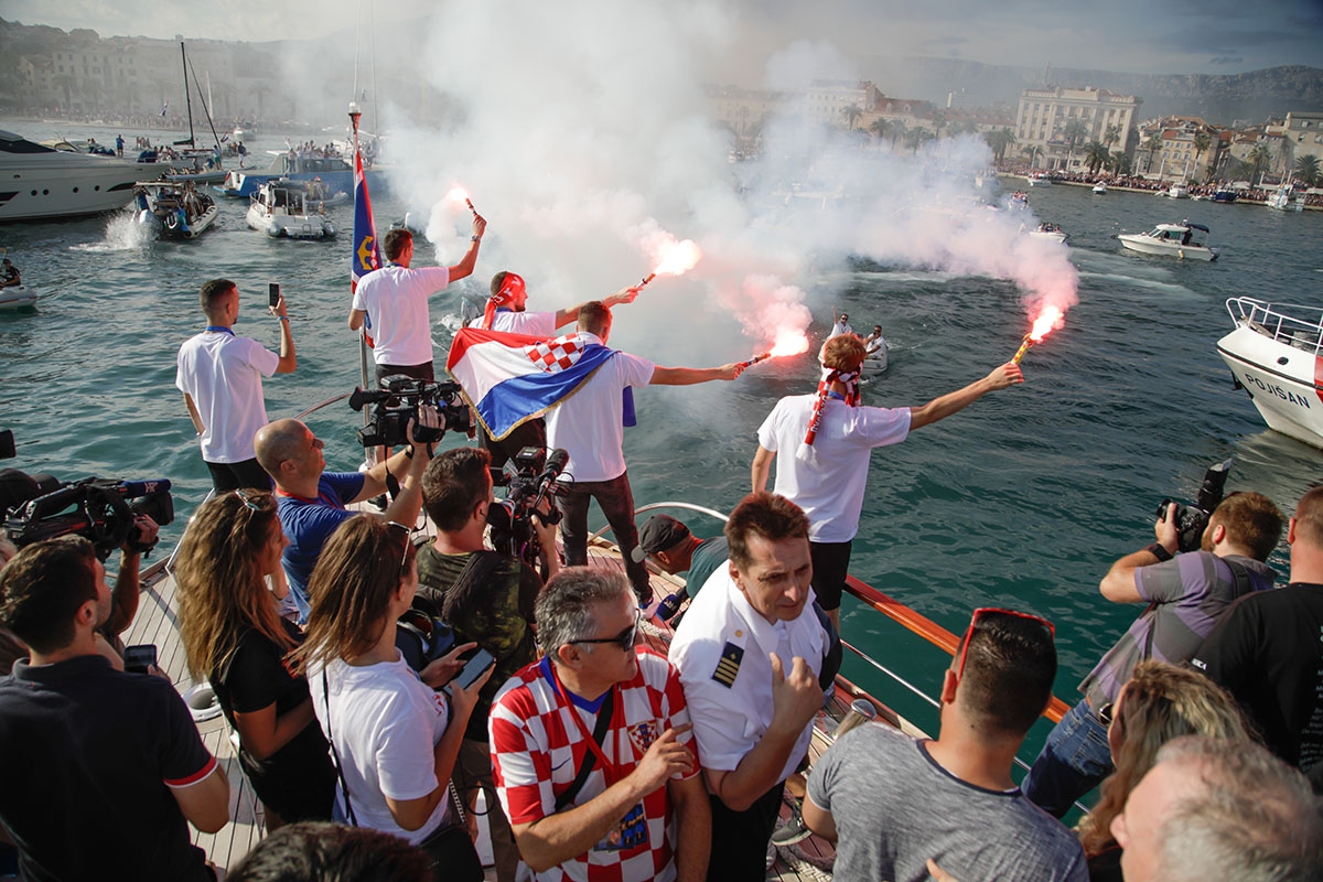 https://www.morh.hr/wp-content/gallery/hrvatska-vojska-priredila-docek-vatrenima-u-dalmaciji/vatreni_dalmacija_18072018_05.jpg