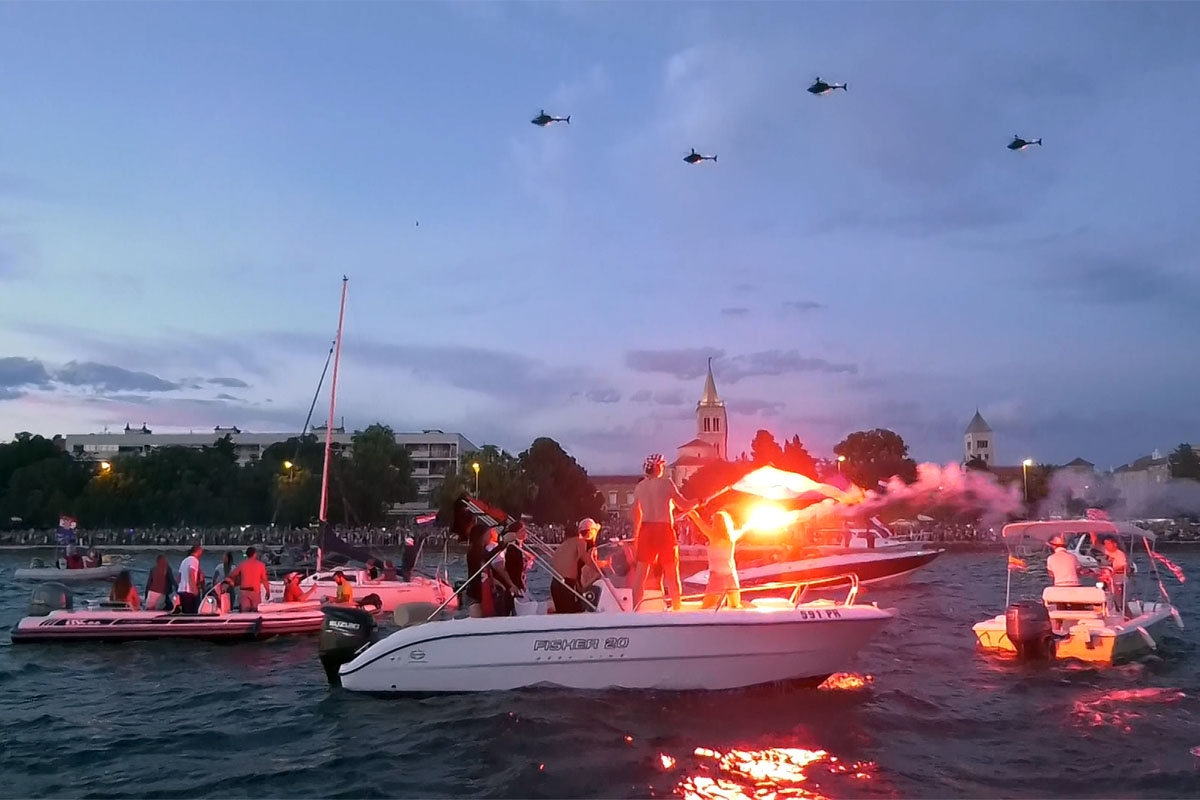 https://www.morh.hr/wp-content/gallery/hrvatska-vojska-priredila-docek-vatrenima-u-dalmaciji/vatreni_dalmacija_18072018_06.jpg