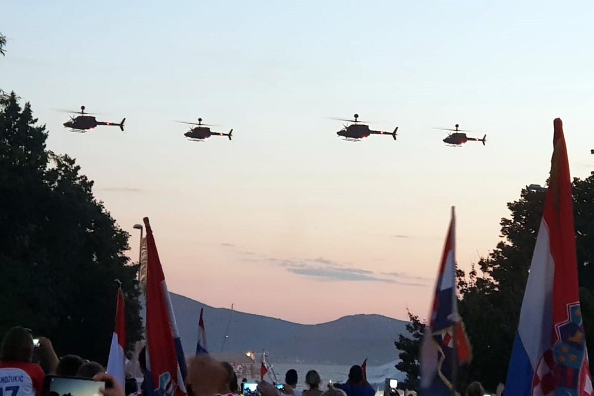 https://www.morh.hr/wp-content/gallery/hrvatska-vojska-priredila-docek-vatrenima-u-dalmaciji/vatreni_dalmacija_18072018_07.jpg
