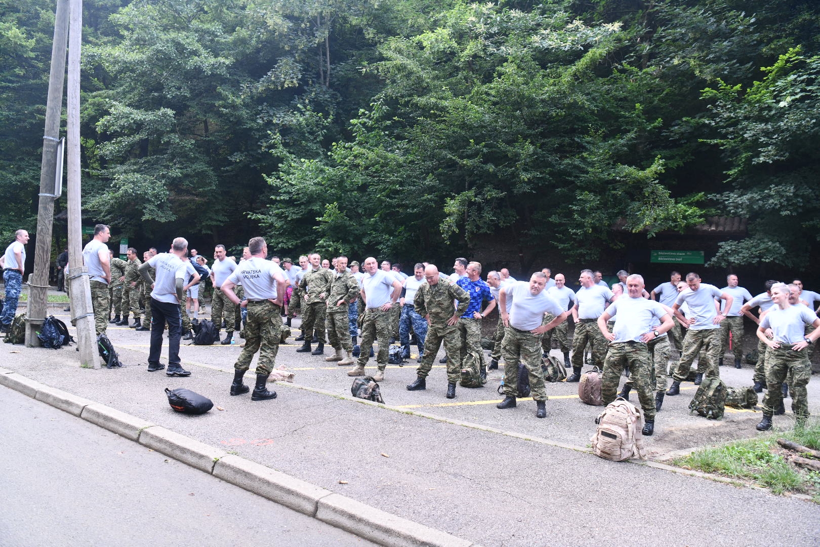 https://www.morh.hr/wp-content/gallery/hrvatska-vojska-sa-sljemena-poslala-poruku-sretno-vatreni/hodnja_medvednica_osrh_15062018_01.1.jpg