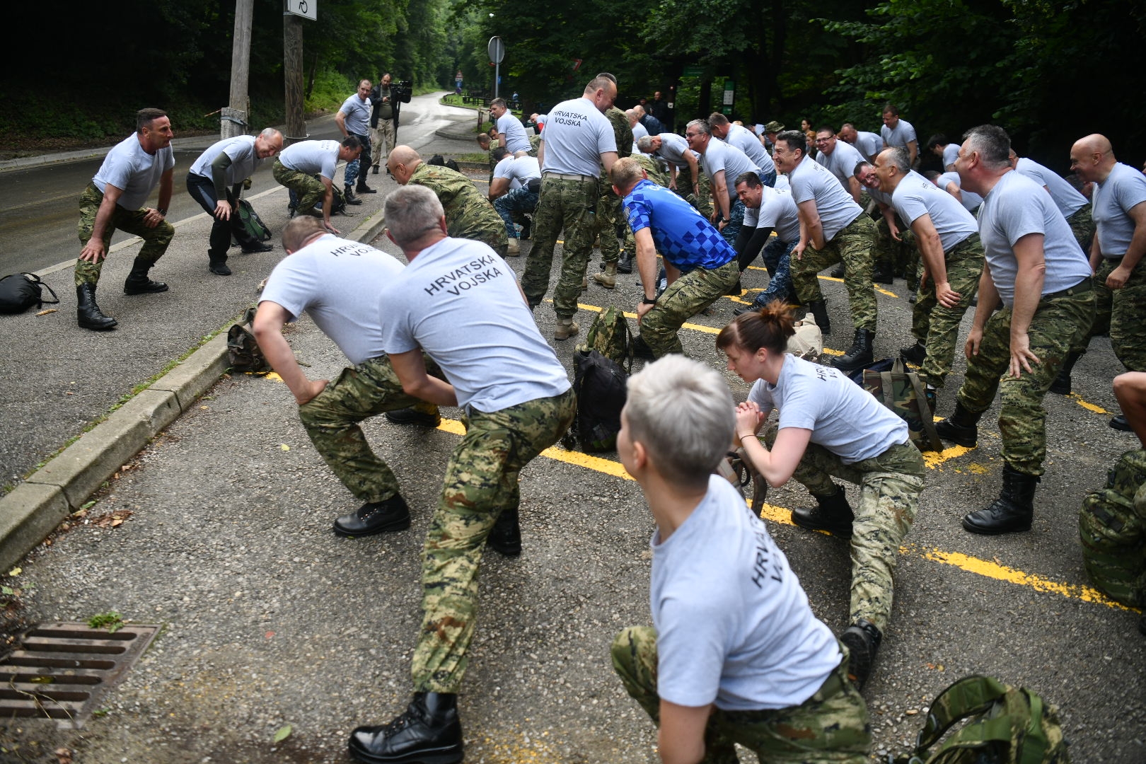 https://www.morh.hr/wp-content/gallery/hrvatska-vojska-sa-sljemena-poslala-poruku-sretno-vatreni/hodnja_medvednica_osrh_15062018_01.3.jpg