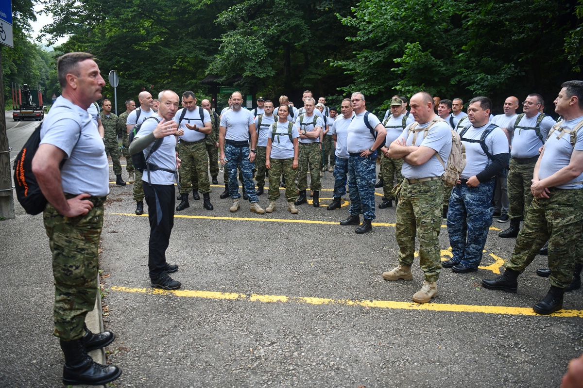 https://www.morh.hr/wp-content/gallery/hrvatska-vojska-sa-sljemena-poslala-poruku-sretno-vatreni/hodnja_medvednica_osrh_15062018_01.jpg
