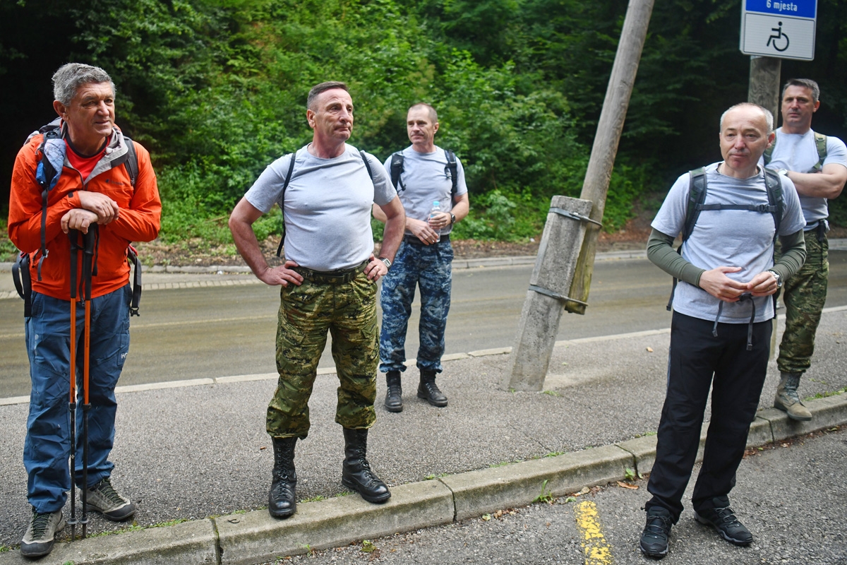 https://www.morh.hr/wp-content/gallery/hrvatska-vojska-sa-sljemena-poslala-poruku-sretno-vatreni/hodnja_medvednica_osrh_15062018_02.jpg
