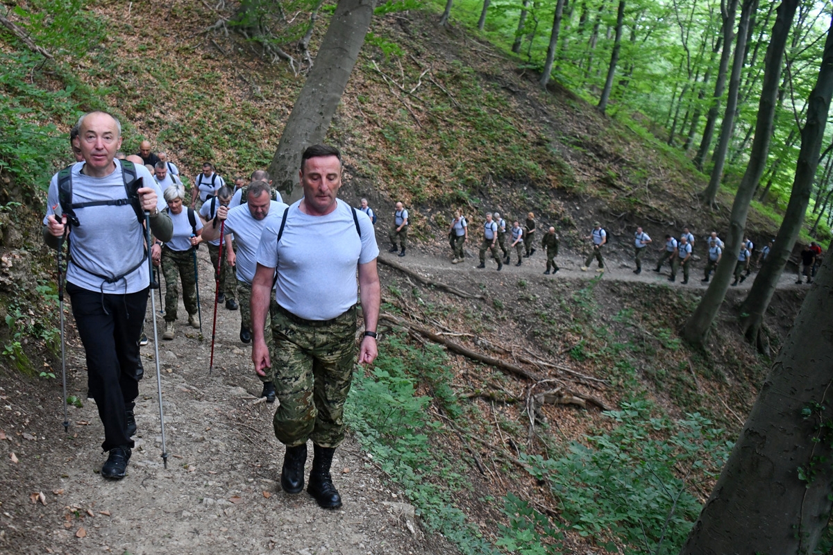 https://www.morh.hr/wp-content/gallery/hrvatska-vojska-sa-sljemena-poslala-poruku-sretno-vatreni/hodnja_medvednica_osrh_15062018_04.jpg