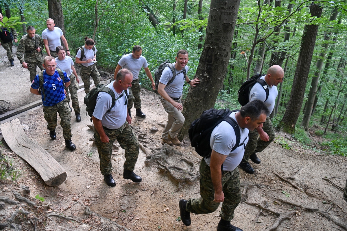 https://www.morh.hr/wp-content/gallery/hrvatska-vojska-sa-sljemena-poslala-poruku-sretno-vatreni/hodnja_medvednica_osrh_15062018_05.jpg