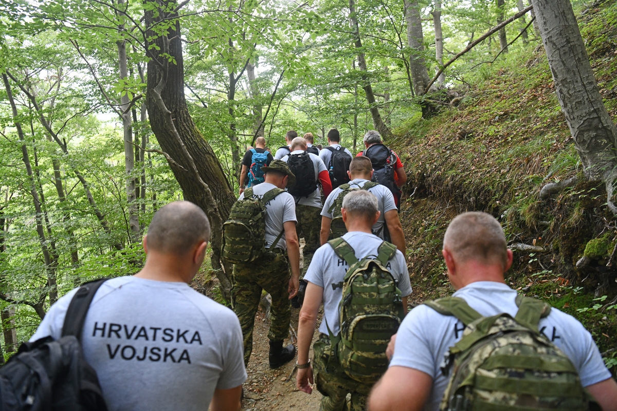 https://www.morh.hr/wp-content/gallery/hrvatska-vojska-sa-sljemena-poslala-poruku-sretno-vatreni/hodnja_medvednica_osrh_15062018_06.jpg