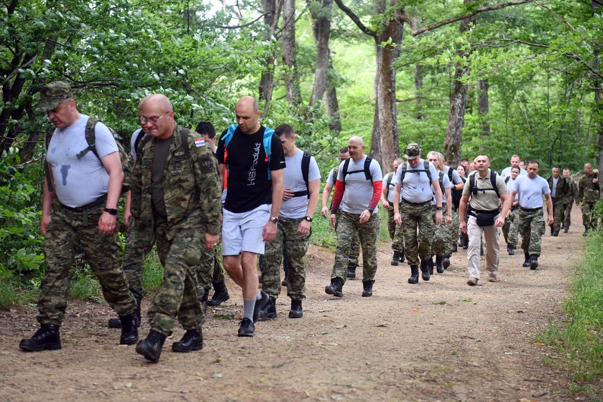 https://www.morh.hr/wp-content/gallery/hrvatska-vojska-sa-sljemena-poslala-poruku-sretno-vatreni/hodnja_medvednica_osrh_15062018_08.jpg