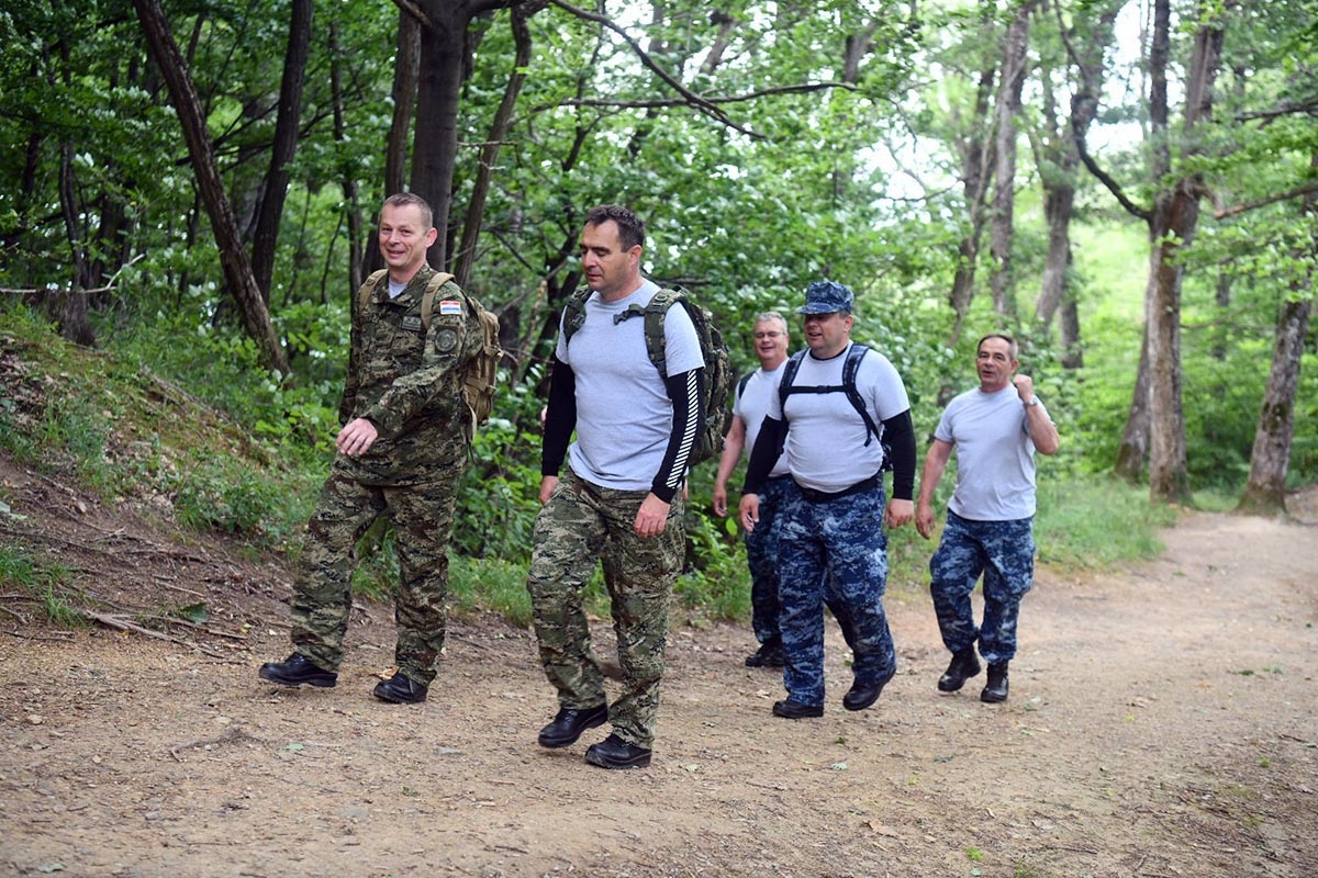 https://www.morh.hr/wp-content/gallery/hrvatska-vojska-sa-sljemena-poslala-poruku-sretno-vatreni/hodnja_medvednica_osrh_15062018_10.jpg