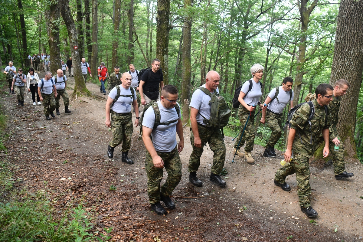 https://www.morh.hr/wp-content/gallery/hrvatska-vojska-sa-sljemena-poslala-poruku-sretno-vatreni/hodnja_medvednica_osrh_15062018_11.jpg