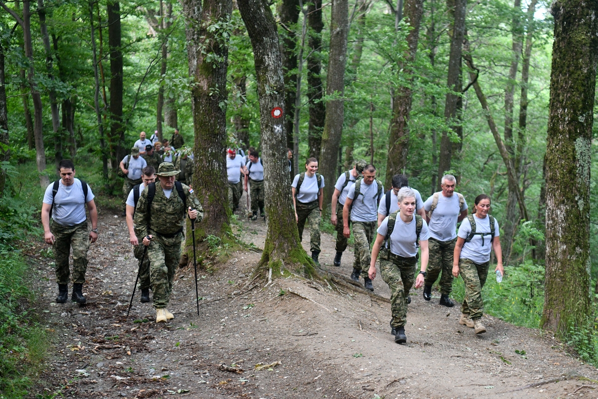 https://www.morh.hr/wp-content/gallery/hrvatska-vojska-sa-sljemena-poslala-poruku-sretno-vatreni/hodnja_medvednica_osrh_15062018_12.jpg